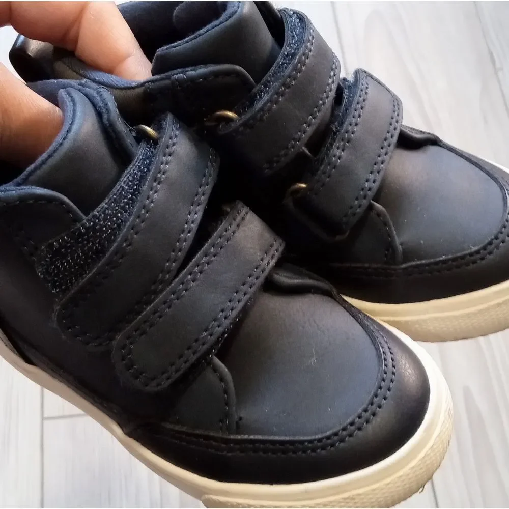(73-3975)  Cat & Jack Shoes  Sz 5